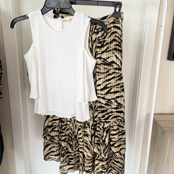 ❎❌SOLD❌❎Maje cutout shoulder top on white T1 - Picture 3 of 4